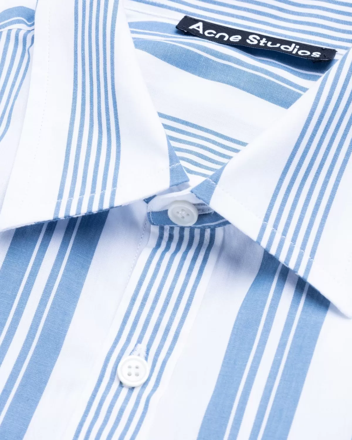 acne_studios_gestreept_overhemd_met_knopen_witstaalblauw_4.webp Overhemden^Acne Studios Gestreept Overhemd Met Knopen, Wit/Staalblauw