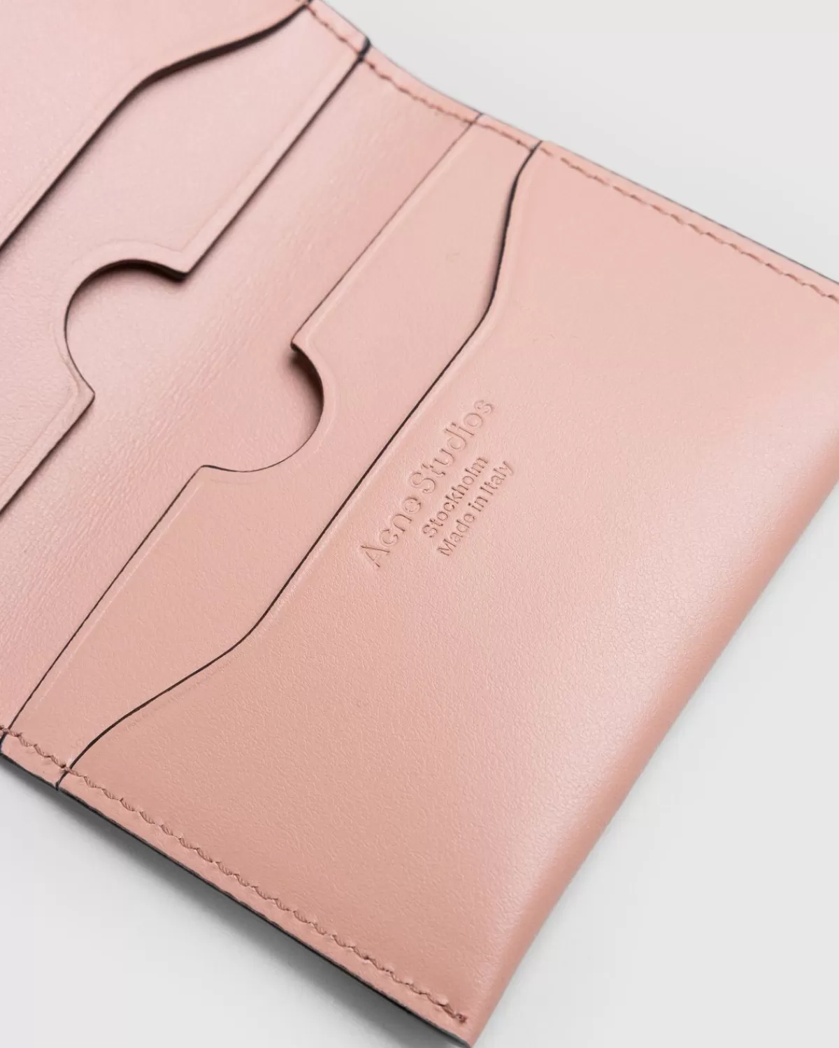 acne_studios_gevouwen_leren_kaarthouder_zalmroze_3.webp Acne Studios Gevouwen Leren Kaarthouder Zalmroze Flash Sale