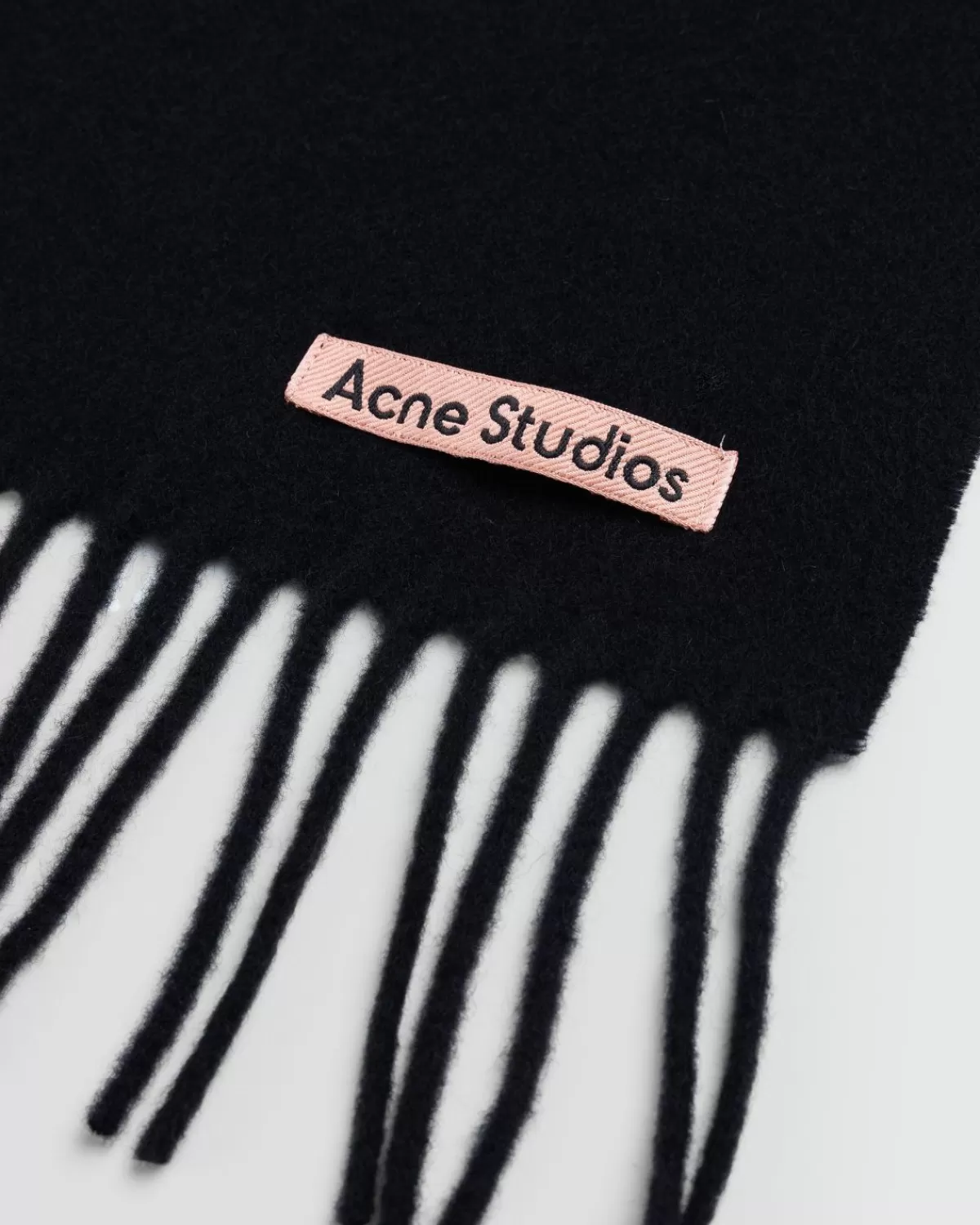 acne_studios_wollen_sjaal_met_franjes_zwart_3-1.webp Acne Studios Wollen Sjaal Met Franjes Zwart Fashion