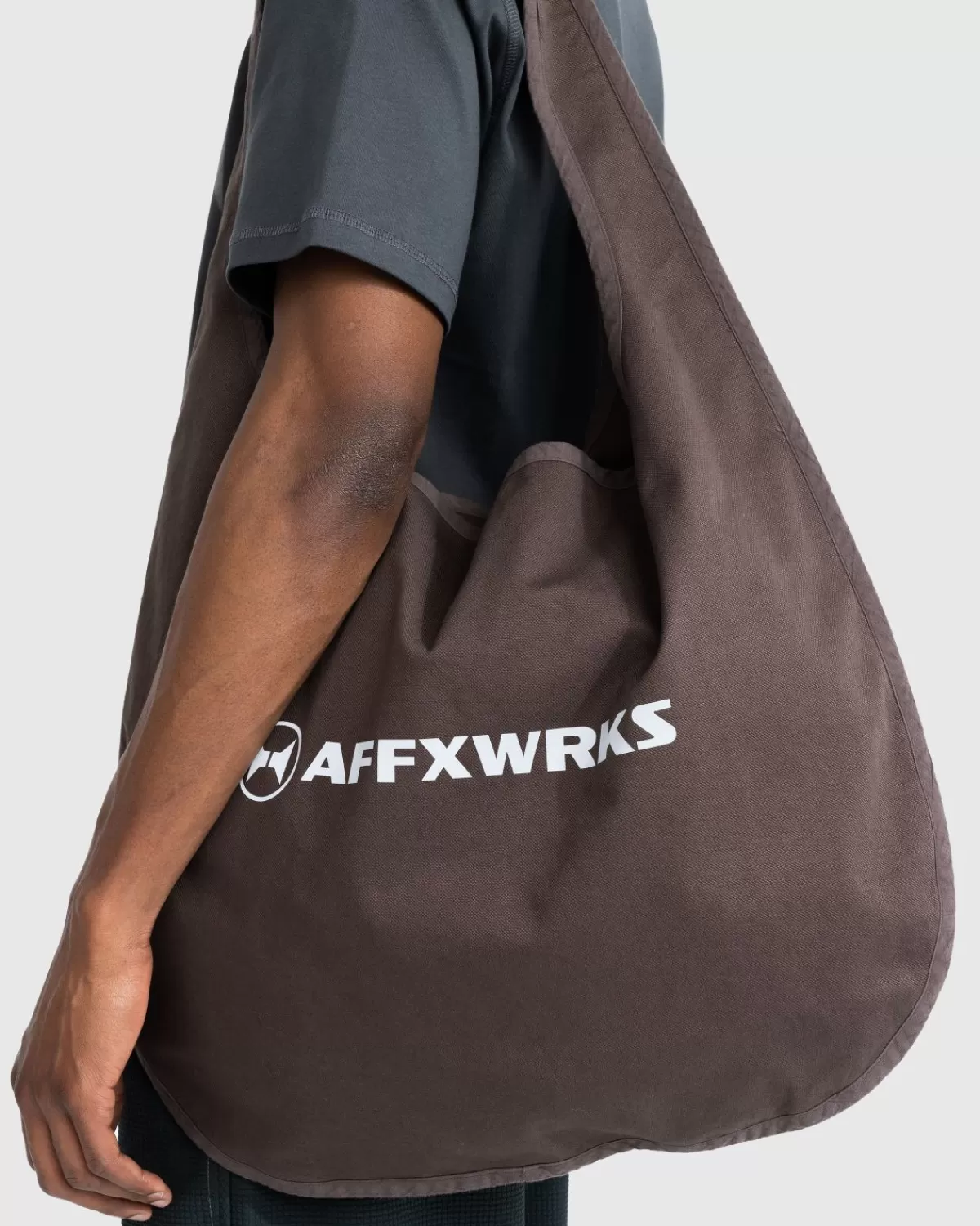 affxwrks_ronde_tas_bruin_gewassen_3.webp AFFXWRKS Ronde Tas, Bruin Gewassen Shop