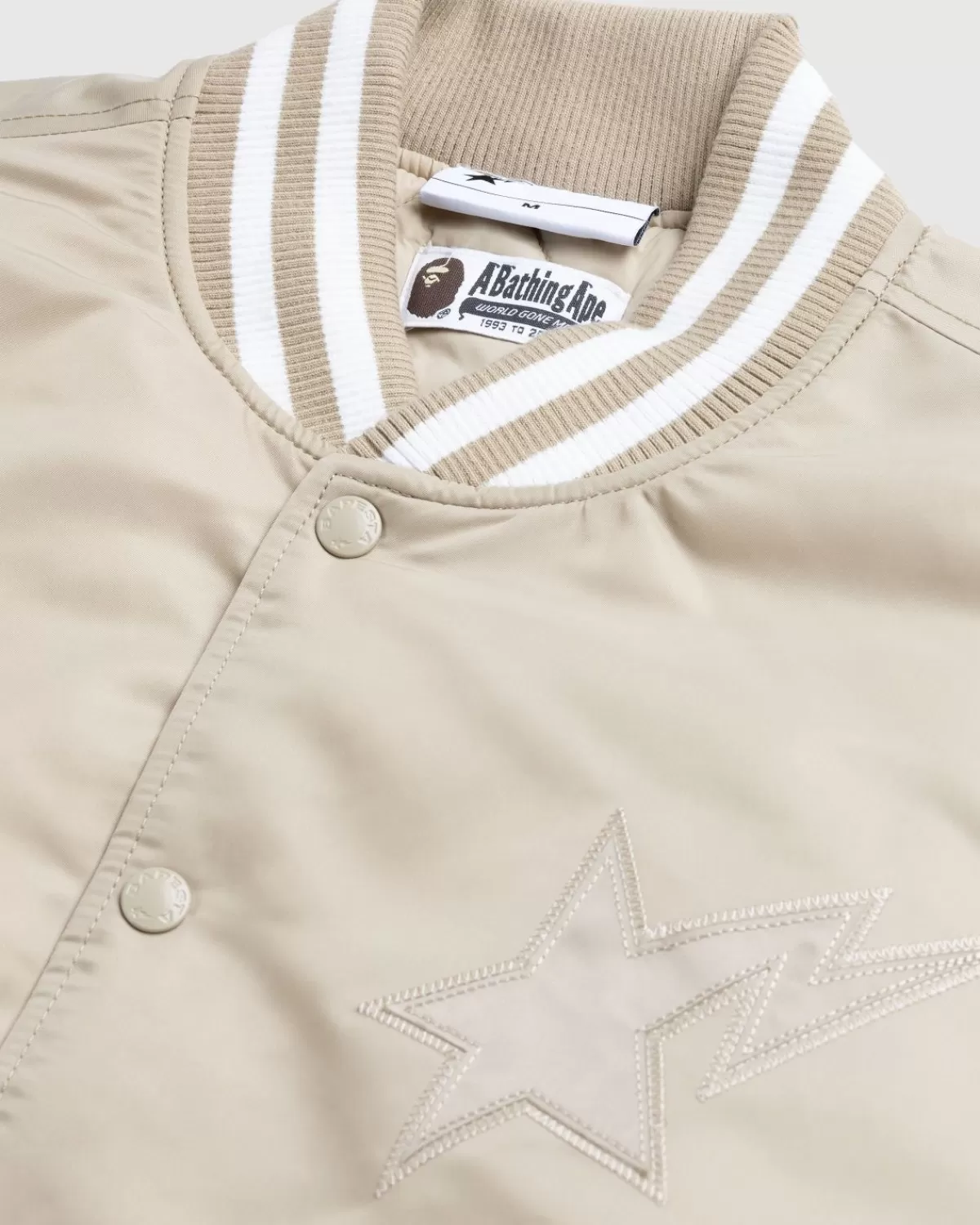 bape_x_highsnobiety_varsityjas_beige_2.webp Bovenkleding^BAPE X Highsnobiety Varsityjas Beige