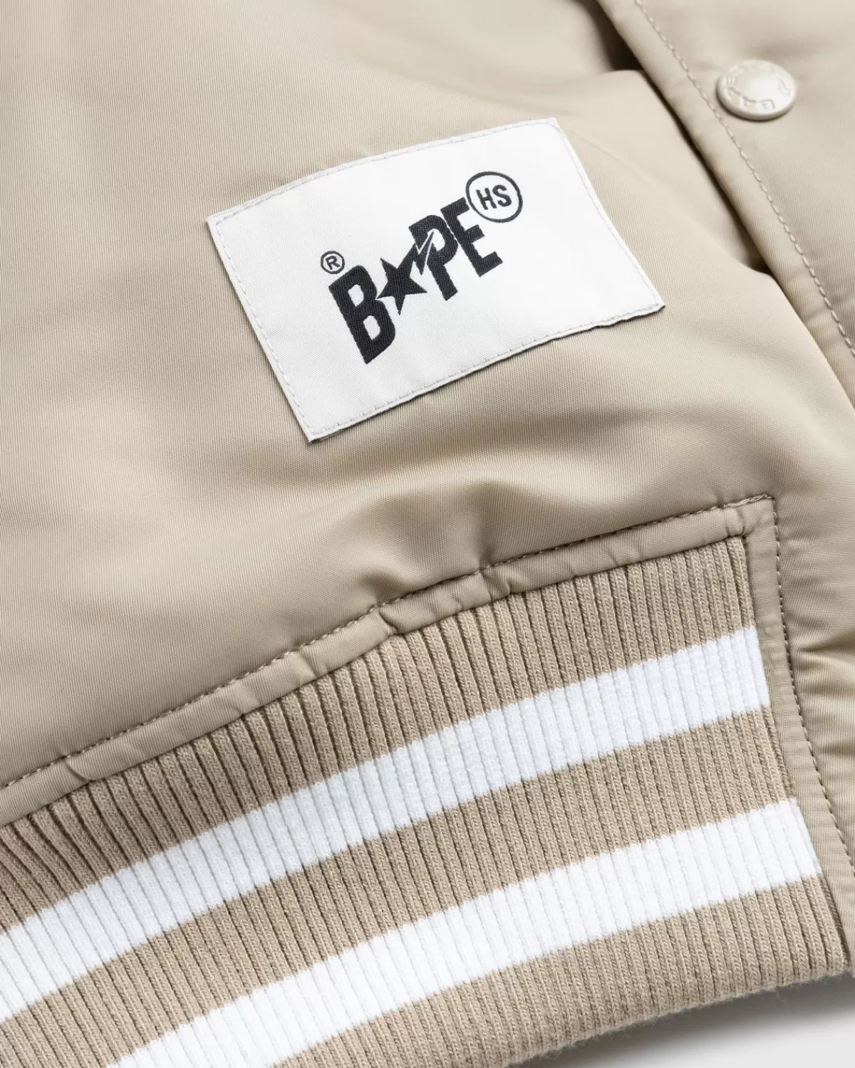 bape_x_highsnobiety_varsityjas_beige_4.webp Bovenkleding^BAPE X Highsnobiety Varsityjas Beige