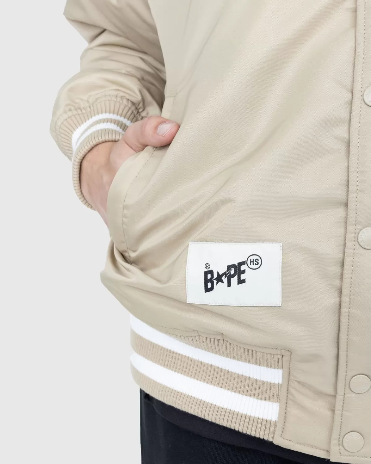 bape_x_highsnobiety_varsityjas_beige_7.webp Bovenkleding^BAPE X Highsnobiety Varsityjas Beige
