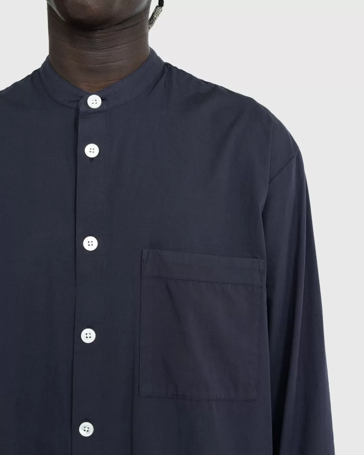 birkenstock_x_tekla_poplin_pyjamashirt_leisteen_7.webp Loungekleding^Birkenstock X Tekla Poplin Pyjamashirt Leisteen