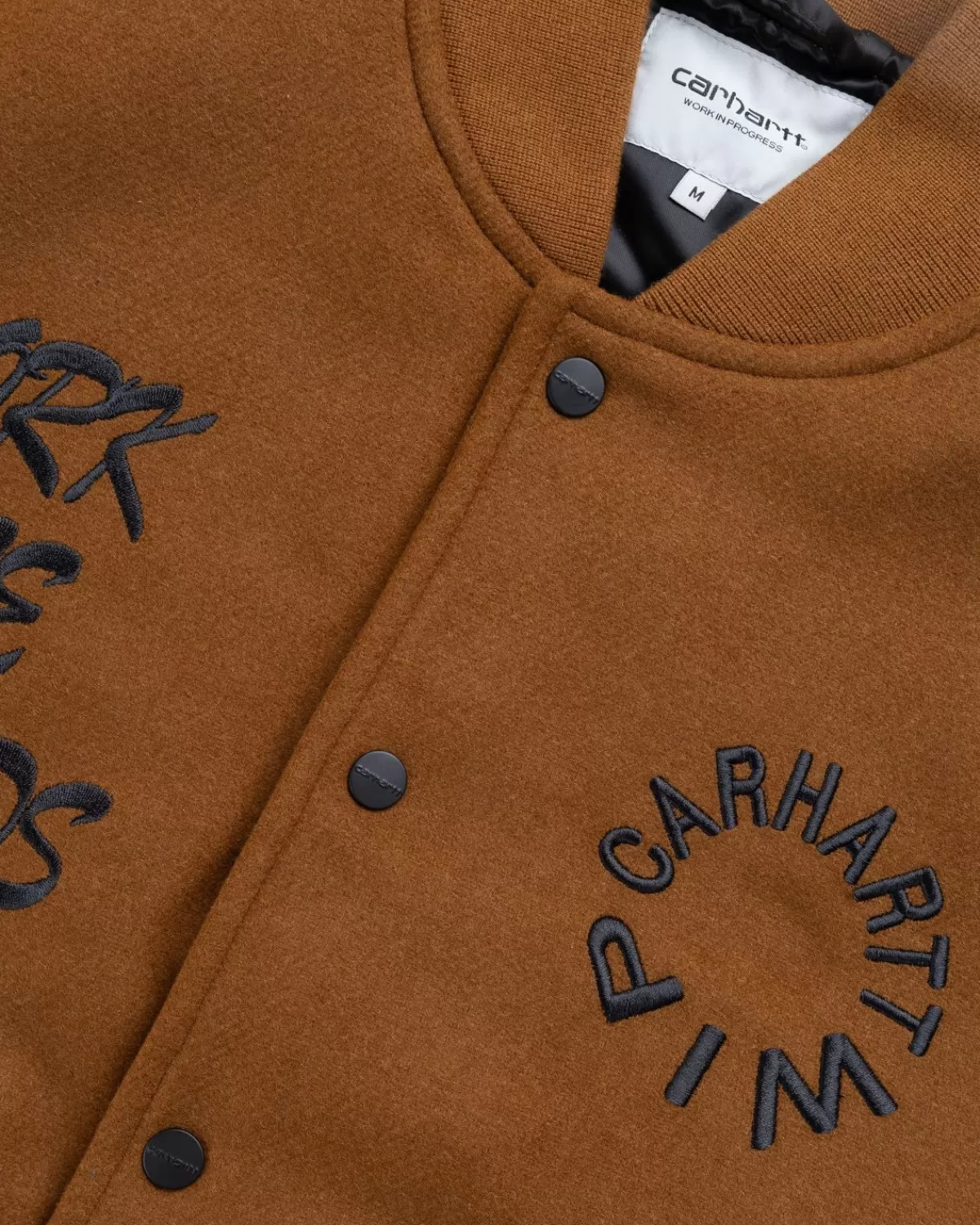 carhartt_wip__werk_varsitybommenwerper_deep_hamilton_brown_1.webp Bovenkleding^Carhartt WIP - Werk Varsity-Bommenwerper Deep Hamilton Brown