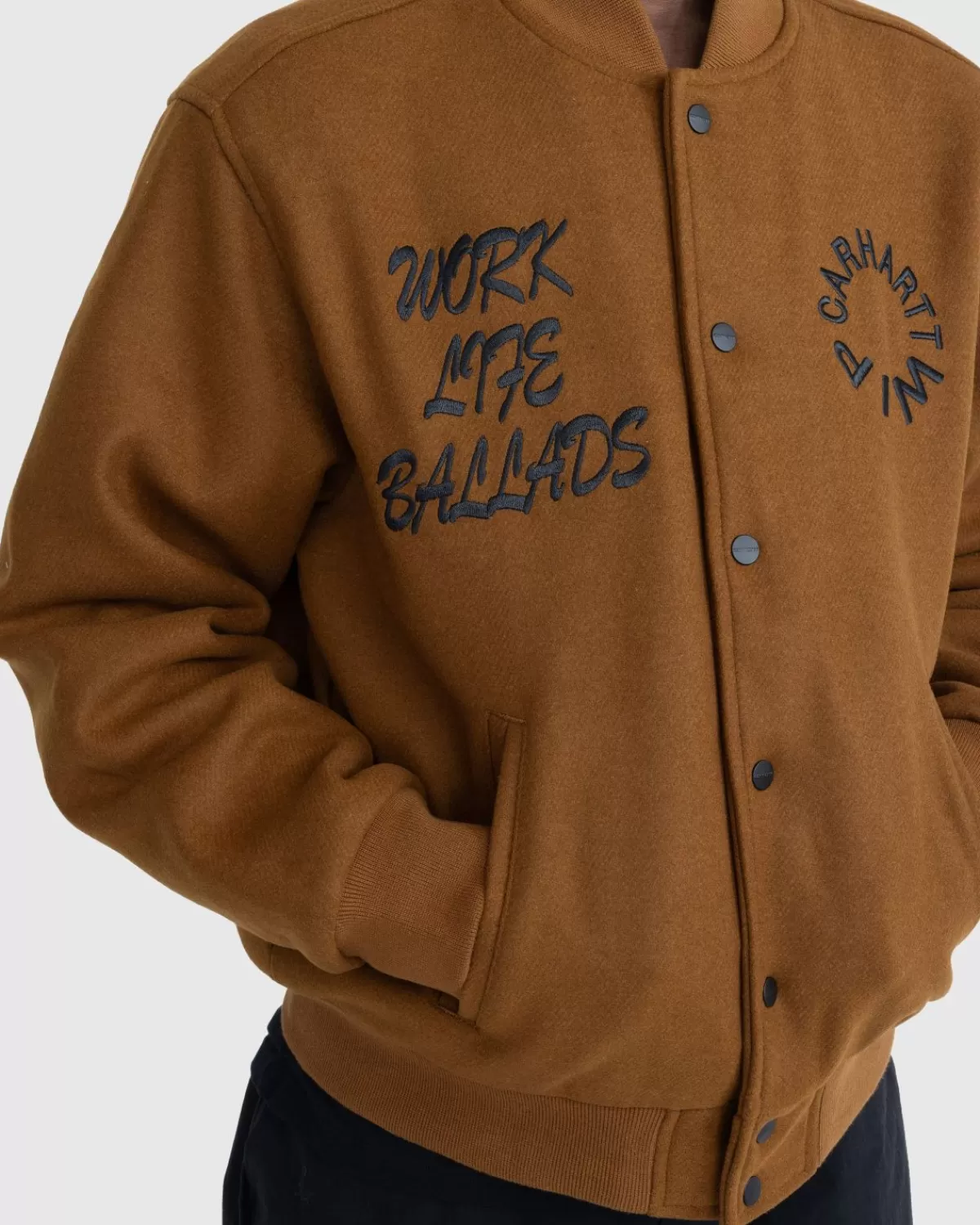 carhartt_wip__werk_varsitybommenwerper_deep_hamilton_brown_4.webp Bovenkleding^Carhartt WIP - Werk Varsity-Bommenwerper Deep Hamilton Brown