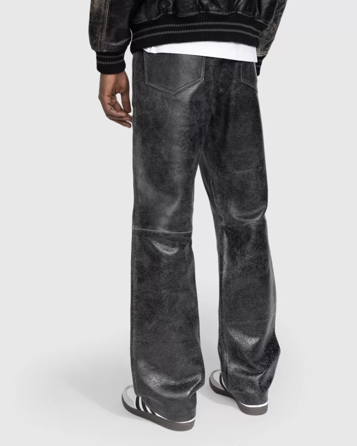 guess_usa__crackle_lederen_flare_broek_gitzwart_1.webp Broek^Guess USA - Crackle Lederen Flare Broek, Gitzwart