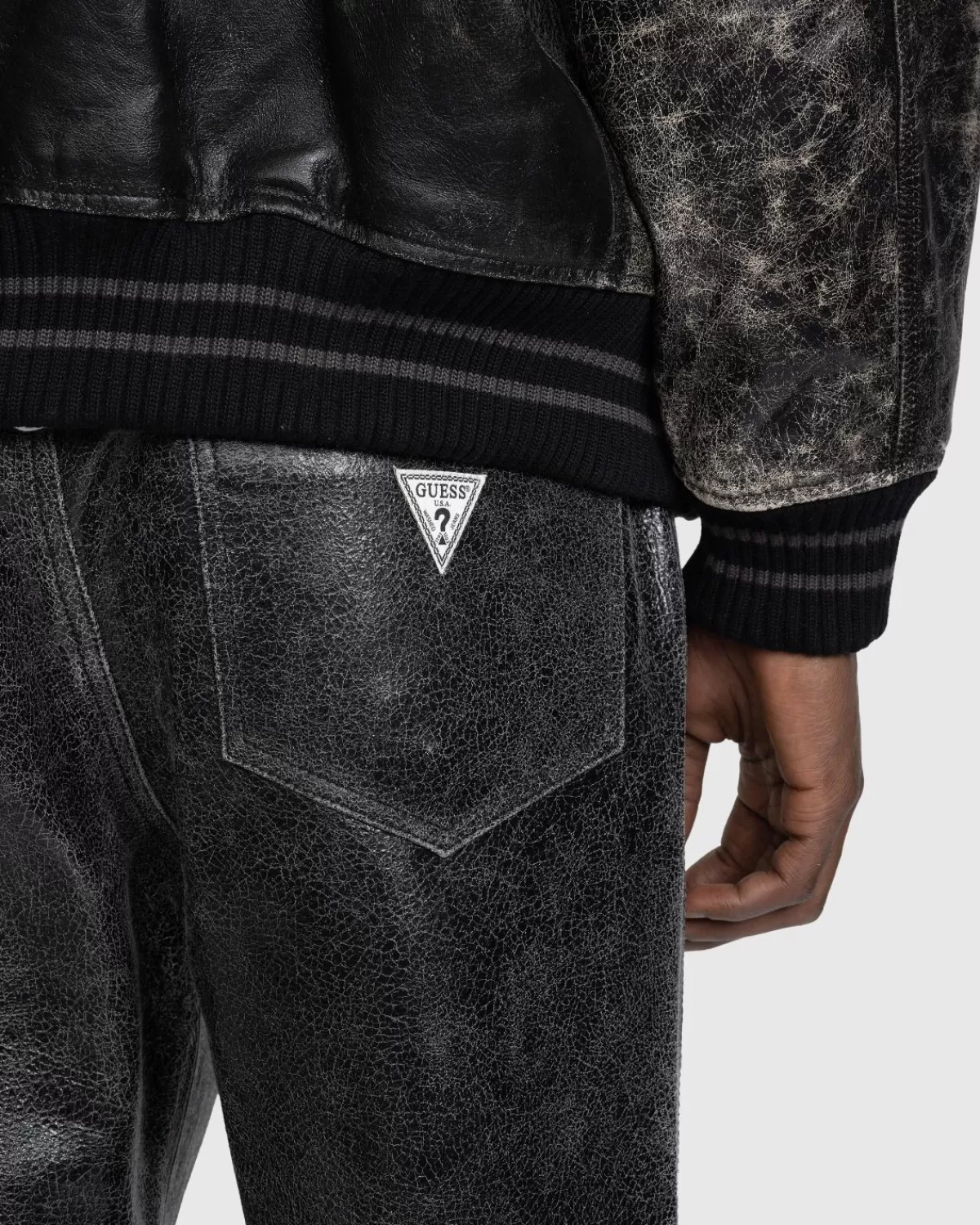 guess_usa__crackle_lederen_flare_broek_gitzwart_4.webp Broek^Guess USA - Crackle Lederen Flare Broek, Gitzwart