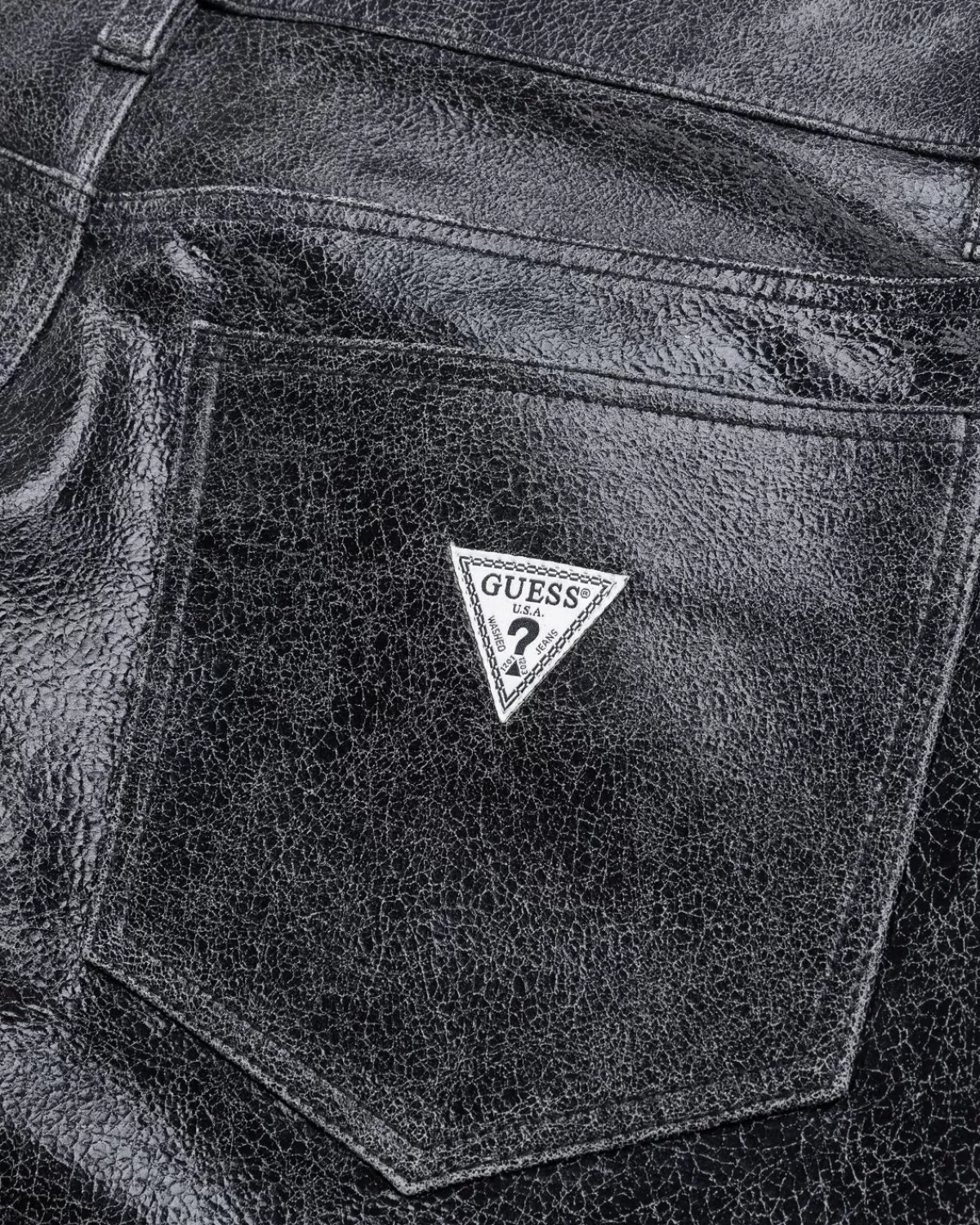 guess_usa__crackle_lederen_flare_broek_gitzwart_5.webp Broek^Guess USA - Crackle Lederen Flare Broek, Gitzwart