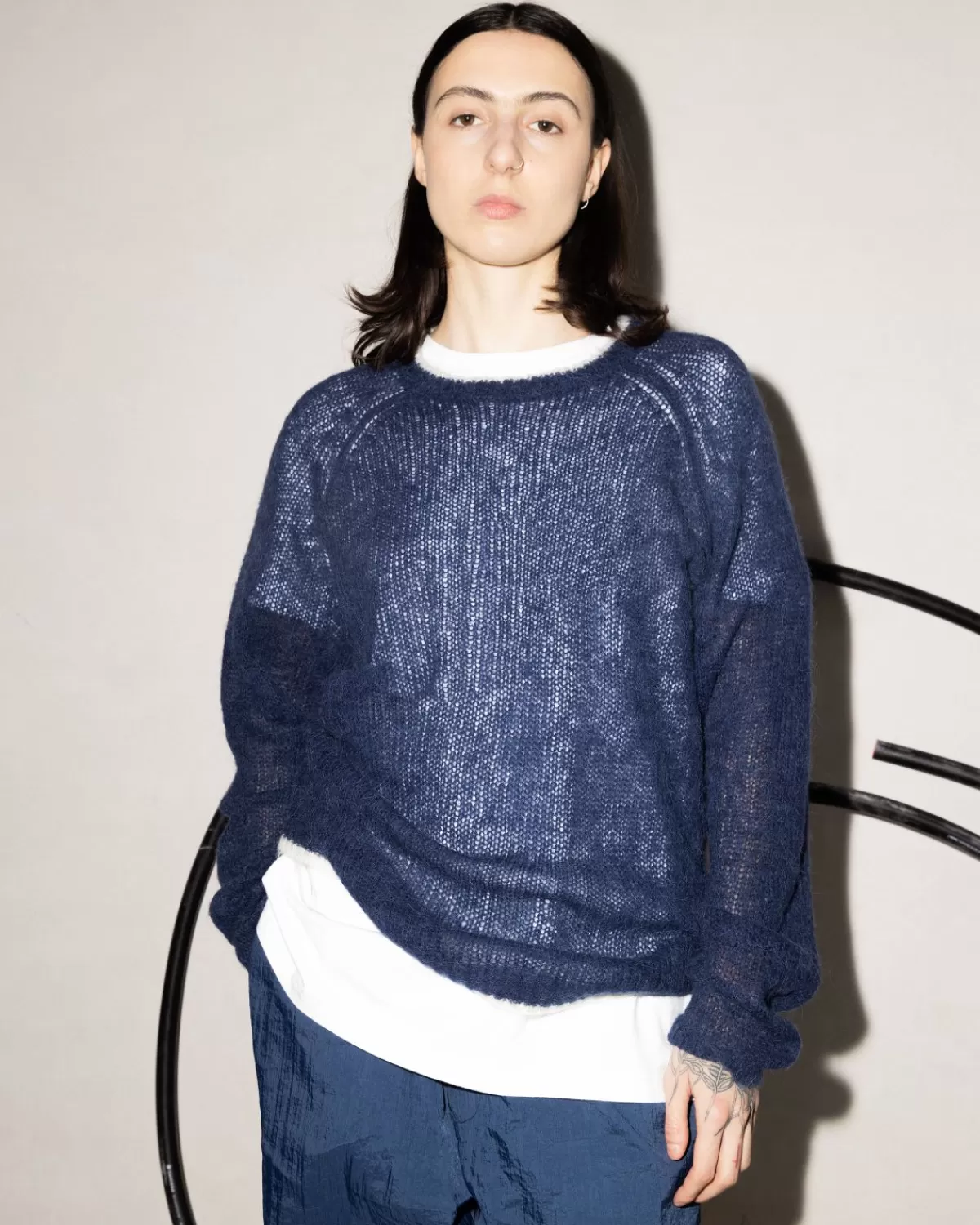 highsnobiety_crew_sweater_marineivoor_5.webp Gebreide Kleding^Highsnobiety Crew Sweater Marine/Ivoor