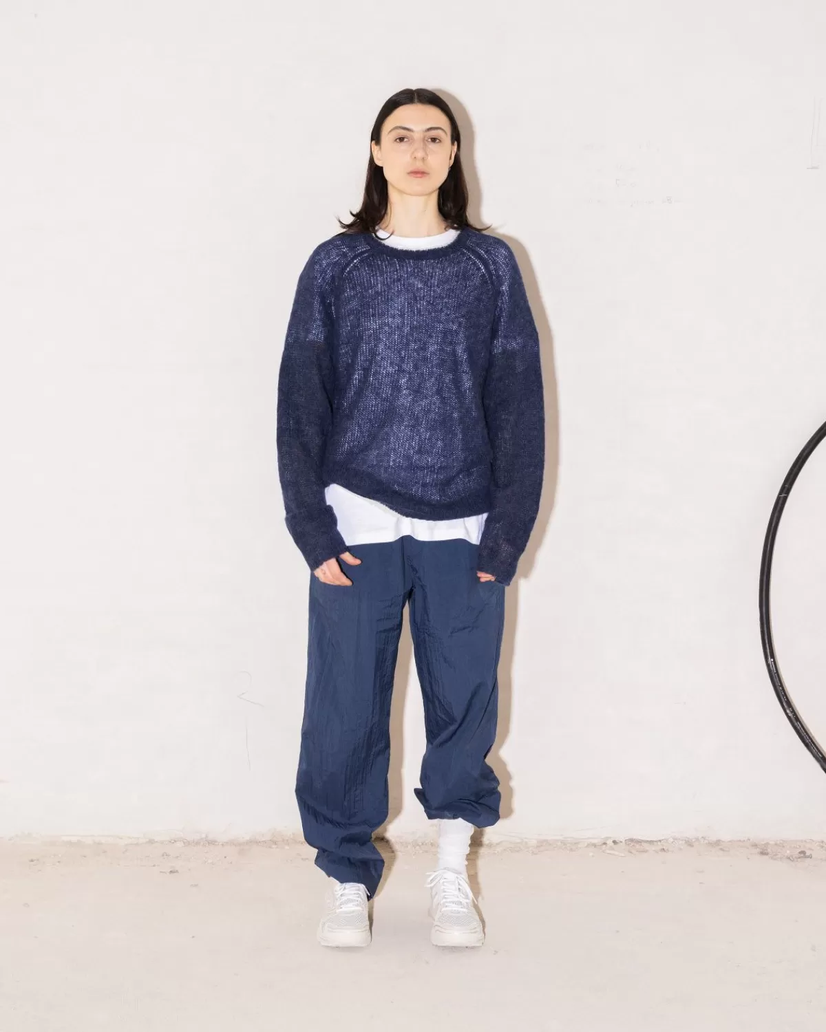 highsnobiety_crew_sweater_marineivoor_6.webp Gebreide Kleding^Highsnobiety Crew Sweater Marine/Ivoor