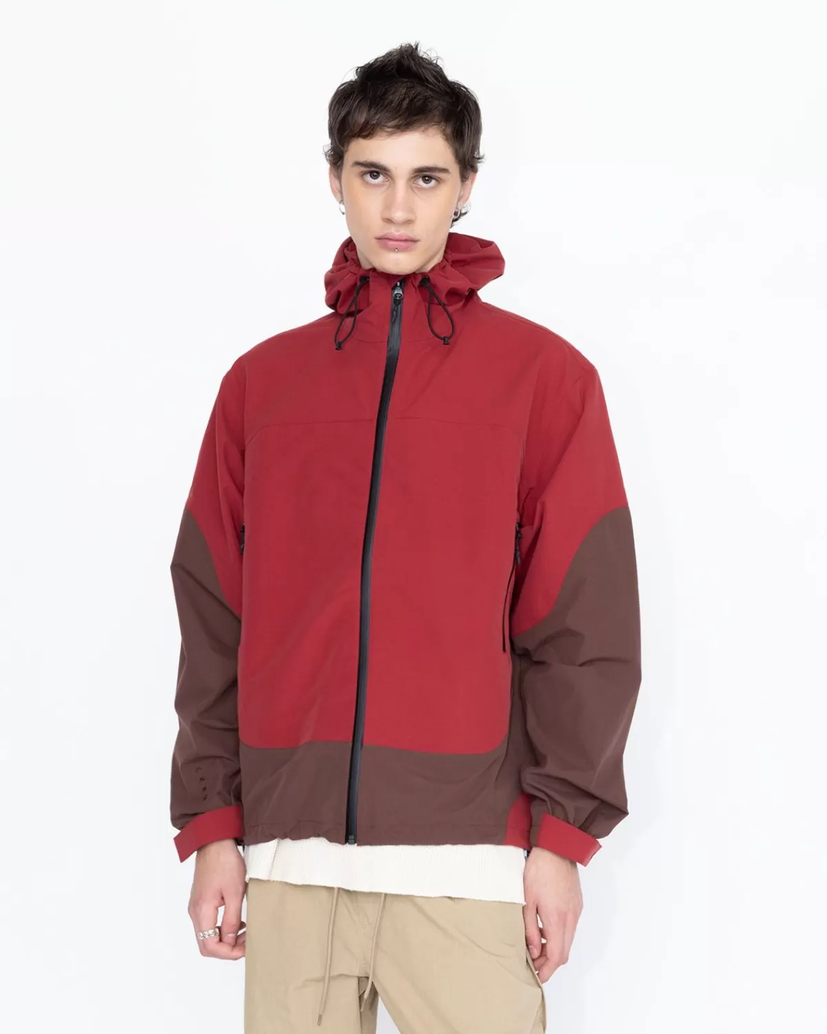 highsnobiety_hs05_3laags_getapet_nylon_jack_ruby_3.webp Bovenkleding^Highsnobiety HS05 3-Laags Getapet Nylon Jack Ruby