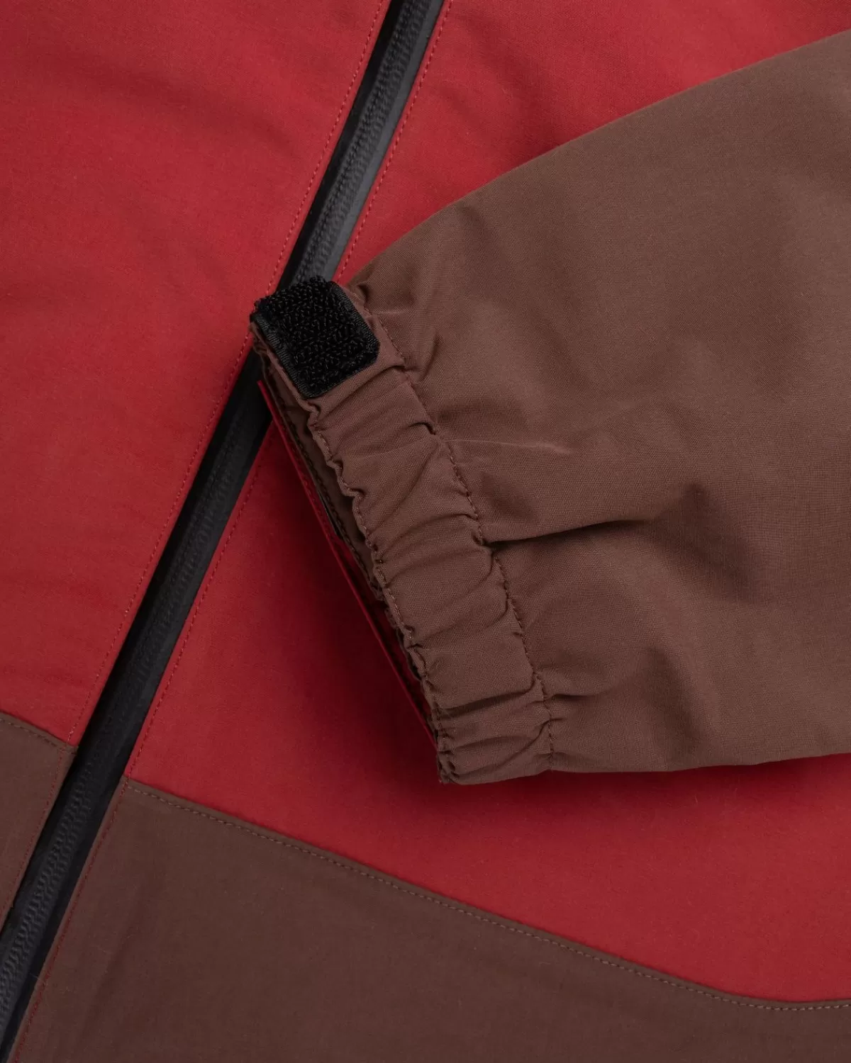 highsnobiety_hs05_3laags_getapet_nylon_jack_ruby_7.webp Bovenkleding^Highsnobiety HS05 3-Laags Getapet Nylon Jack Ruby