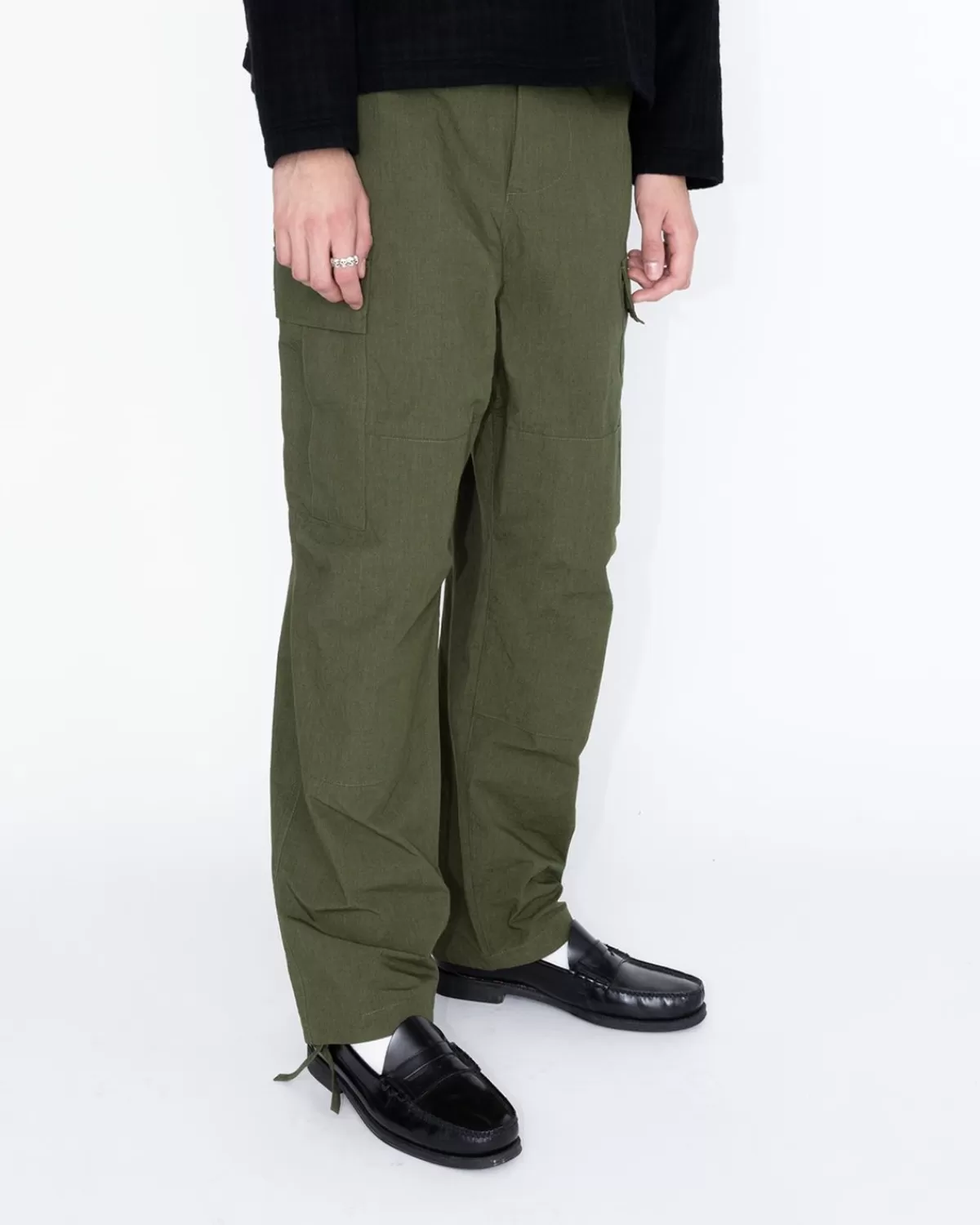 highsnobiety_hs05__versterkte_nylon_cargobroek_kaki_2.webp Broek^Highsnobiety HS05 - Versterkte Nylon Cargobroek Kaki