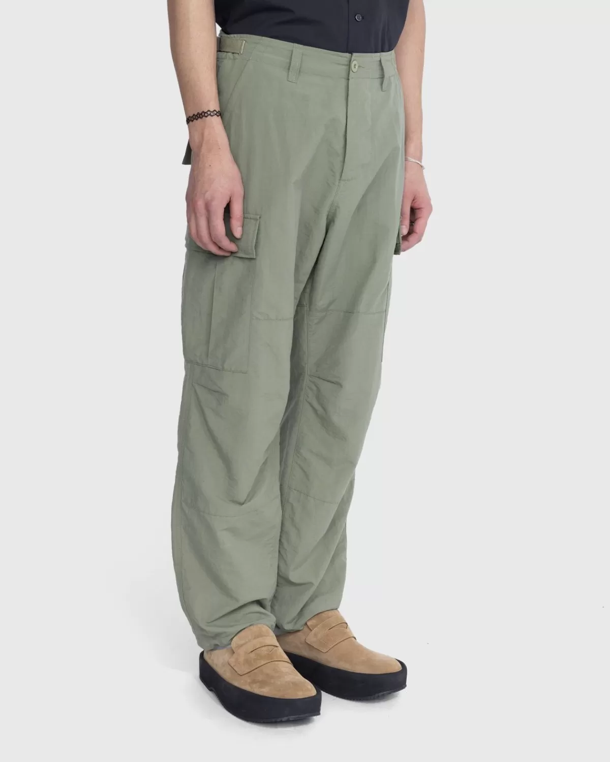 highsnobiety_nylon_cargobroek_kaki_1.webp Broek^Highsnobiety Nylon Cargobroek Kaki