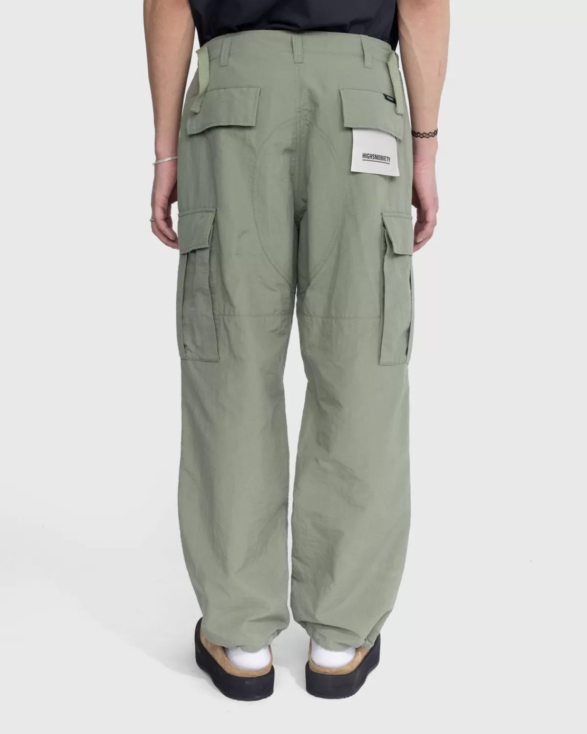 highsnobiety_nylon_cargobroek_kaki_3.webp Broek^Highsnobiety Nylon Cargobroek Kaki