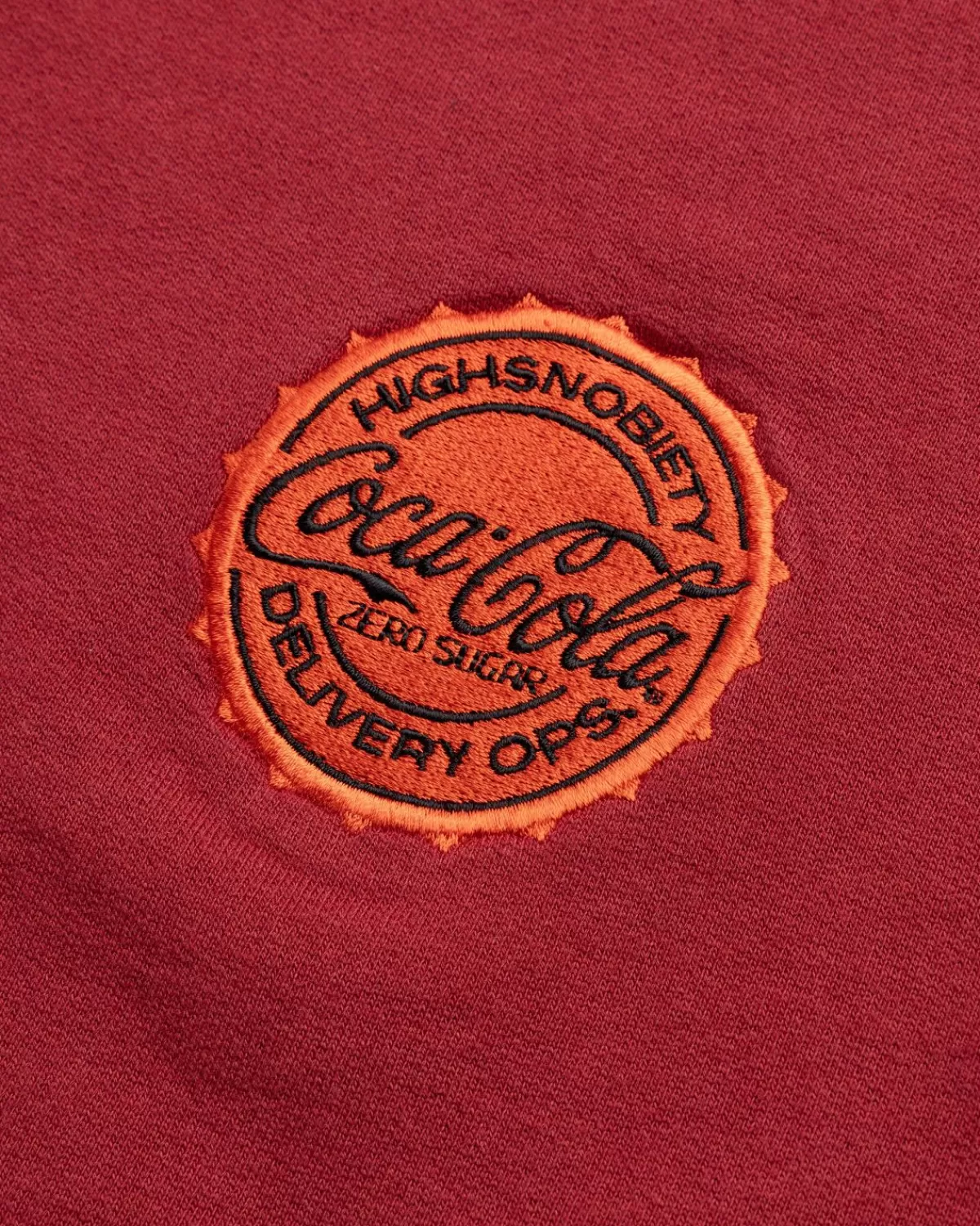 highsnobiety_x_cocacola_zero_sugar_crewneck_burgundy_3.webp Gebreide Kleding^Highsnobiety X Coca-Cola Zero Sugar Crewneck Burgundy
