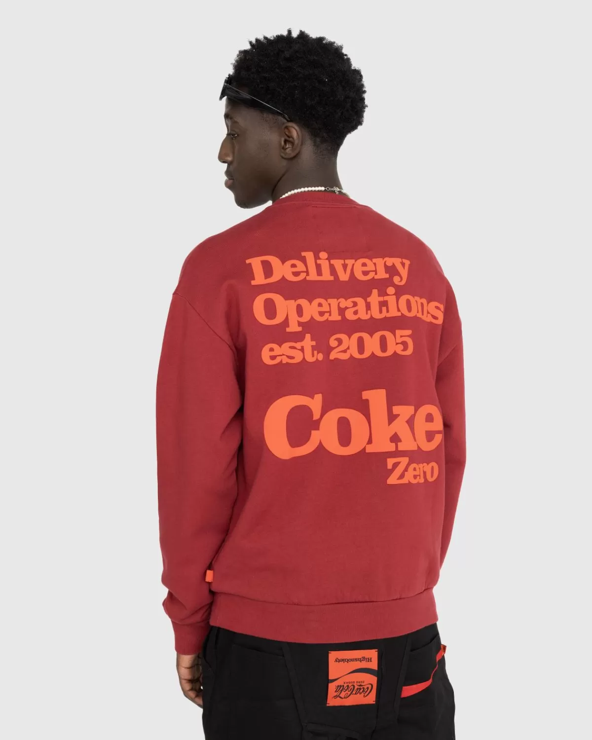 highsnobiety_x_cocacola_zero_sugar_crewneck_burgundy_6.webp Gebreide Kleding^Highsnobiety X Coca-Cola Zero Sugar Crewneck Burgundy