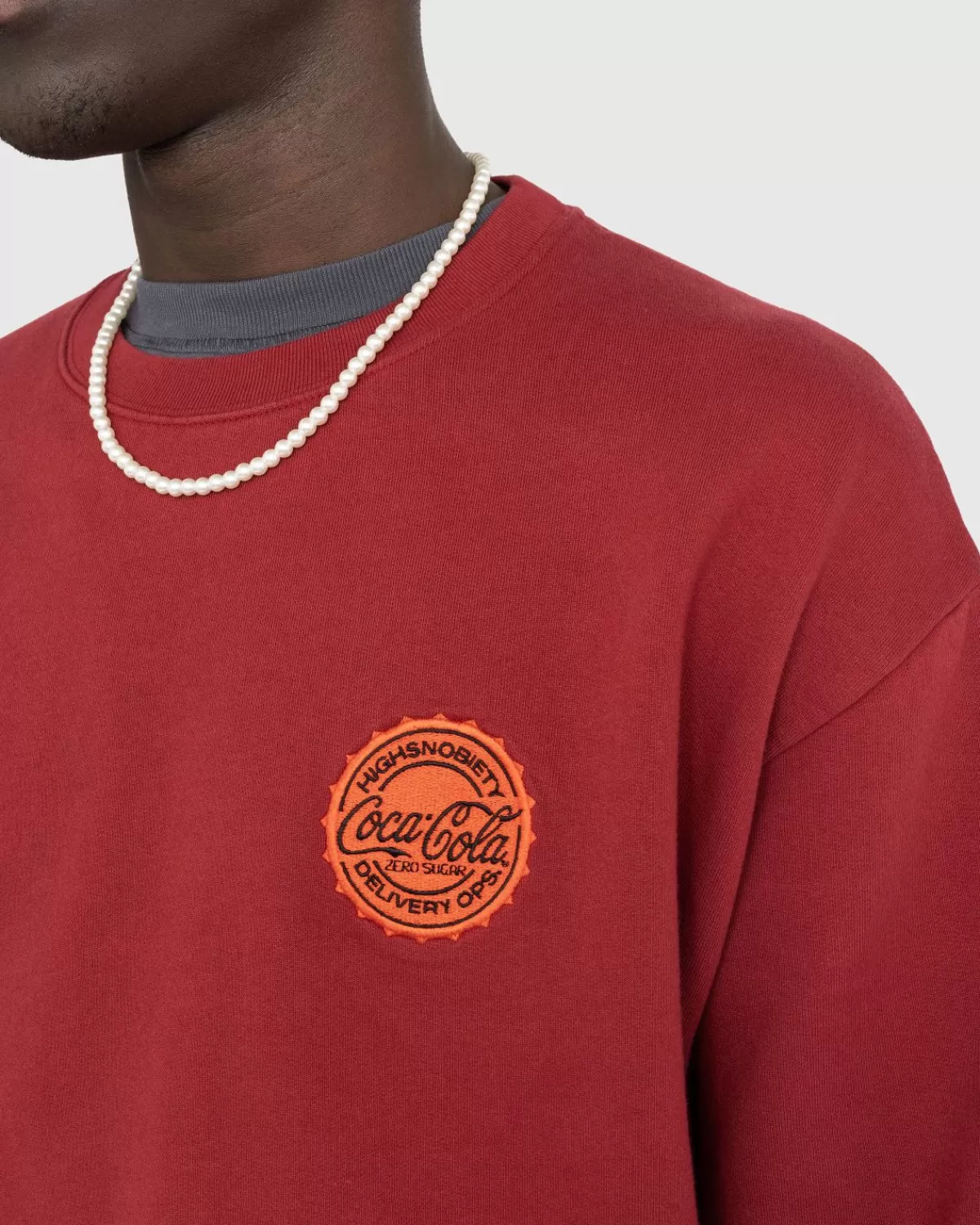 highsnobiety_x_cocacola_zero_sugar_crewneck_burgundy_7.webp Gebreide Kleding^Highsnobiety X Coca-Cola Zero Sugar Crewneck Burgundy