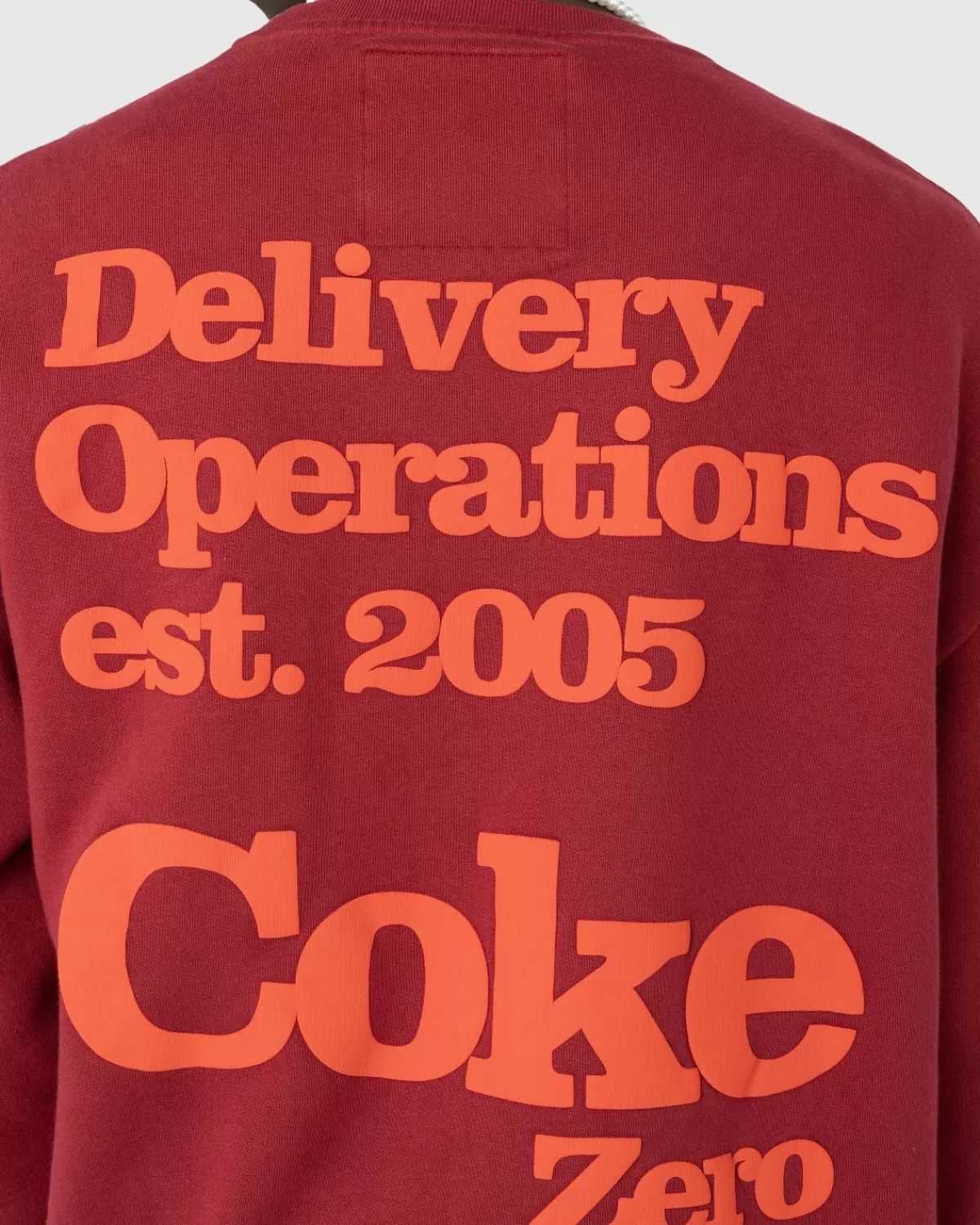 highsnobiety_x_cocacola_zero_sugar_crewneck_burgundy_8.webp Gebreide Kleding^Highsnobiety X Coca-Cola Zero Sugar Crewneck Burgundy