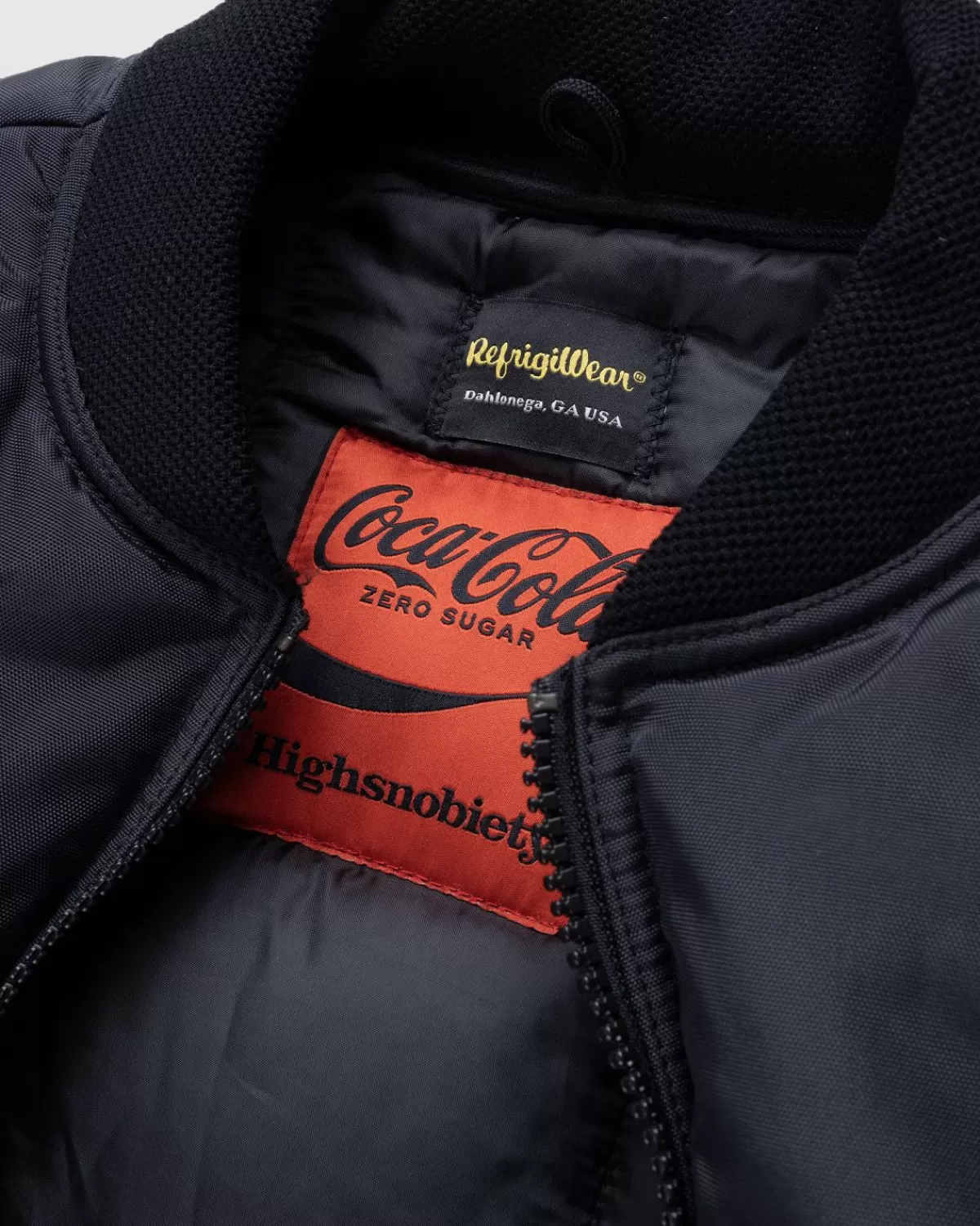 highsnobiety_x_cocacola_zero_sugar_refrigiwear_irontuffvest_zwart_2.webp Bovenkleding^Highsnobiety X Coca-Cola Zero Sugar Refrigiwear Iron-Tuff®-Vest Zwart