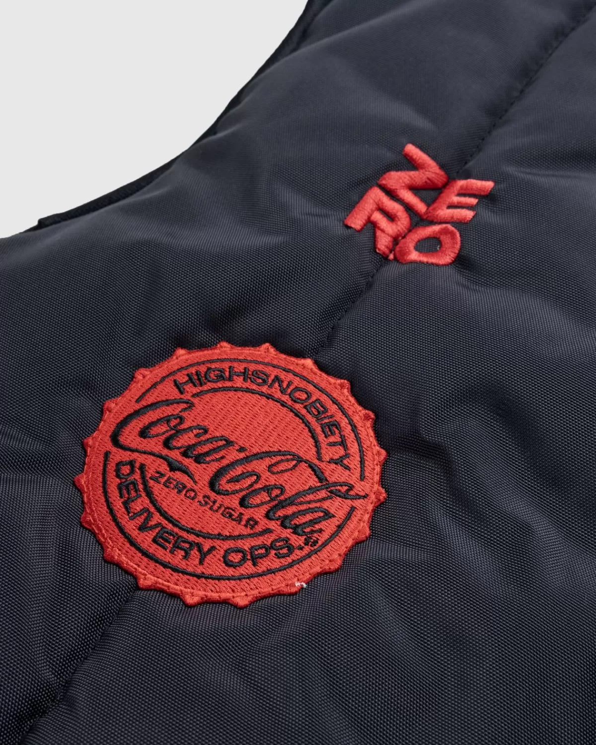 highsnobiety_x_cocacola_zero_sugar_refrigiwear_irontuffvest_zwart_3.webp Bovenkleding^Highsnobiety X Coca-Cola Zero Sugar Refrigiwear Iron-Tuff®-Vest Zwart