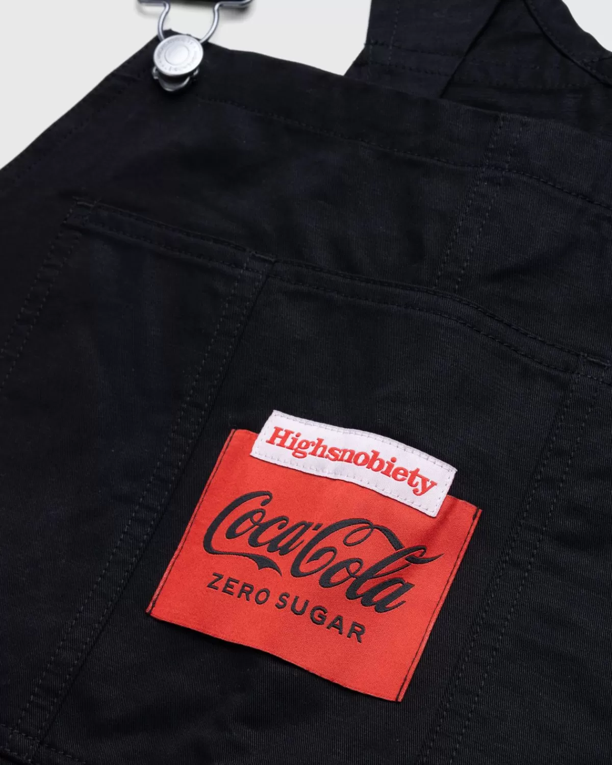 highsnobiety_x_cocacola_zero_sugar_tuinbroek_zwart_5.webp Broek^Highsnobiety X Coca-Cola Zero Sugar Tuinbroek Zwart