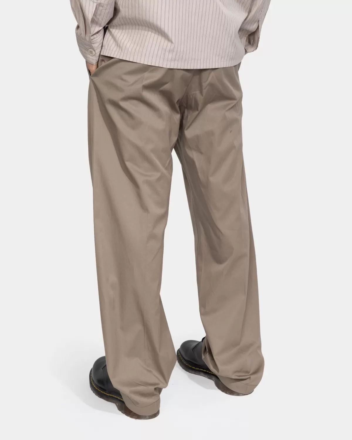 lemaire_gemakkelijke_plooibroek_beige_4.webp Broek^Lemaire Gemakkelijke Plooibroek Beige