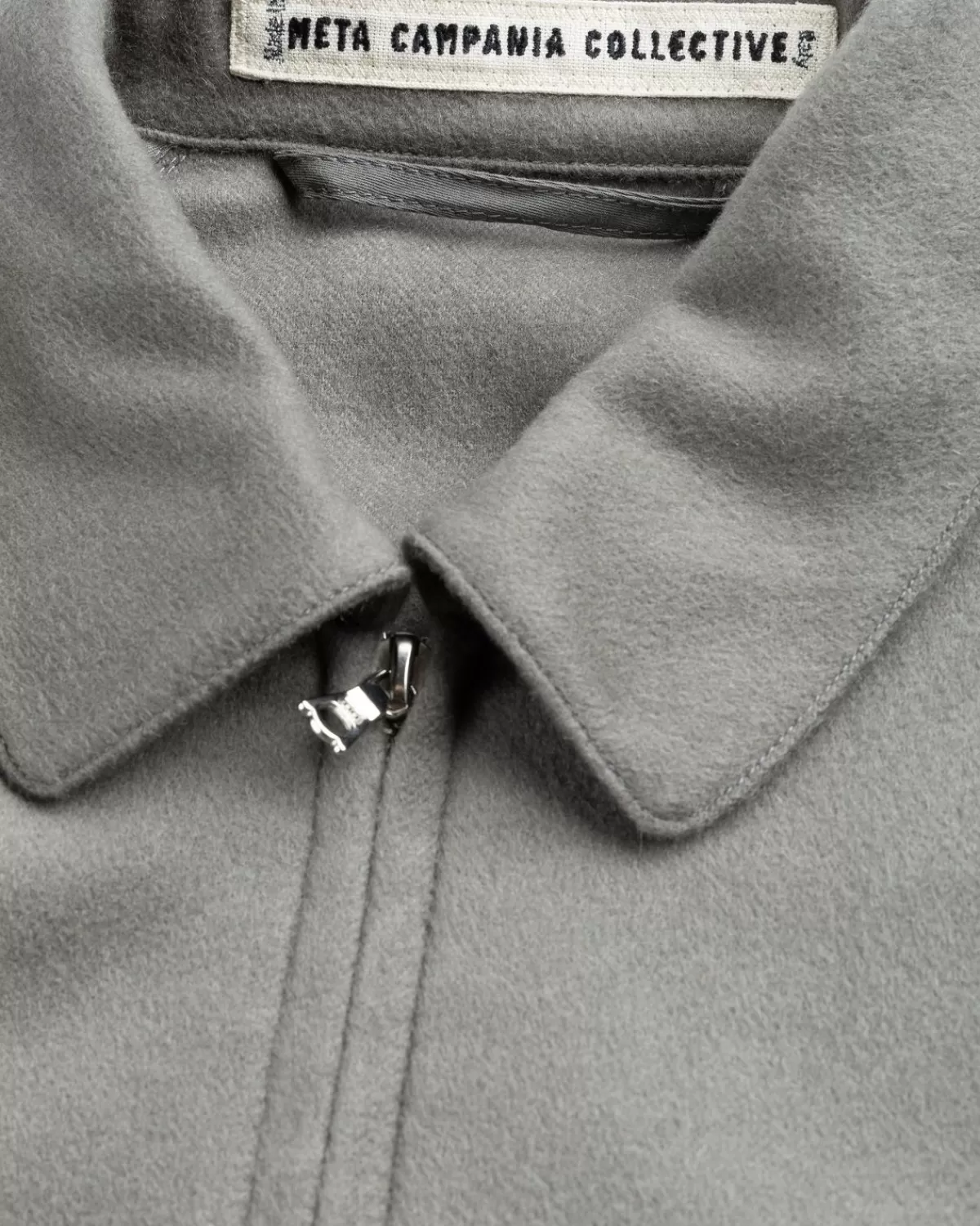 meta_campania_collective_alain_cashmere_blouson_weimaraner_grijs_7.webp Overhemden^Meta Campania Collective Alain Cashmere Blouson Weimaraner Grijs