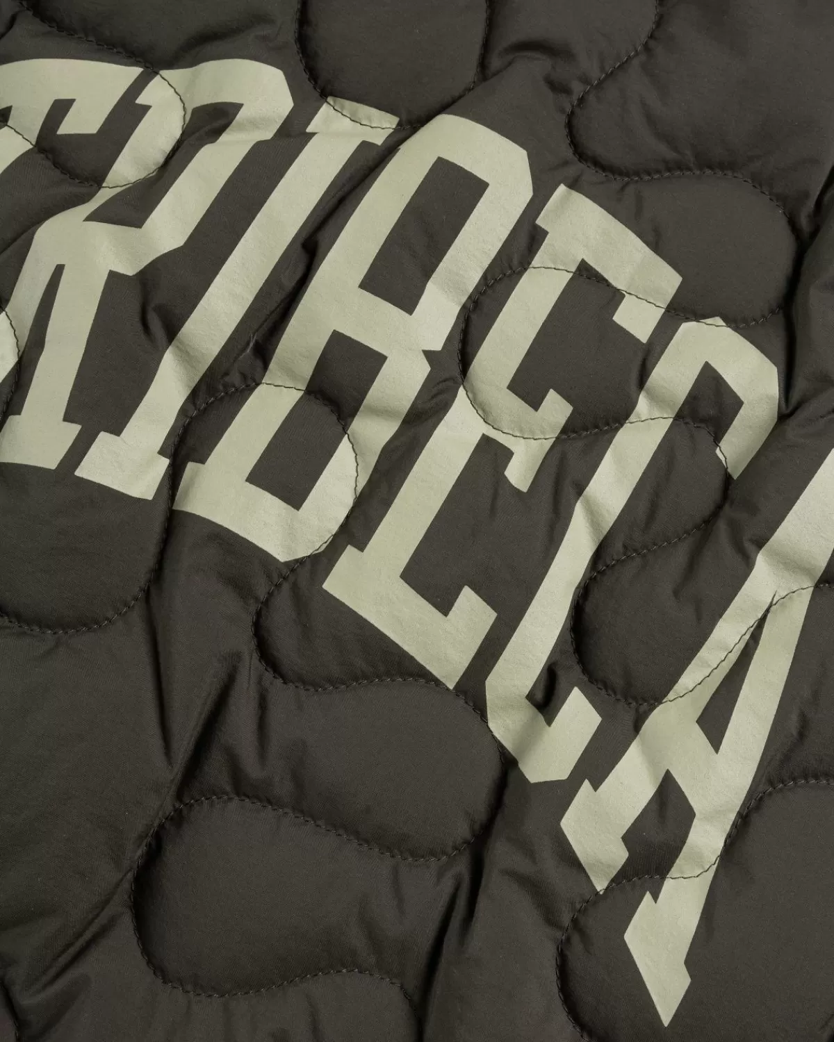 moncler_x_salehe_bembury_gewatteerd_shirt_groen_5.webp Bovenkleding^Moncler X Salehe Bembury Gewatteerd Shirt Groen