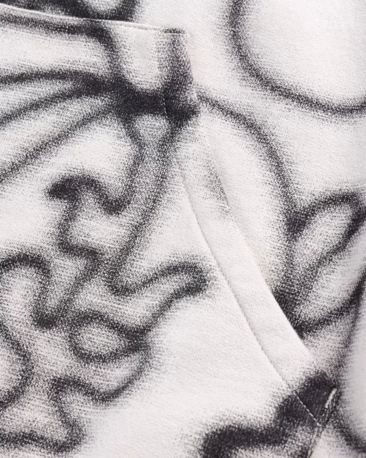 nts_x_highsnobiety_fleece_bloemenhoodie_ivoorzwart_5.webp NTS X Highsnobiety Fleece Bloemenhoodie Ivoor/Zwart Store