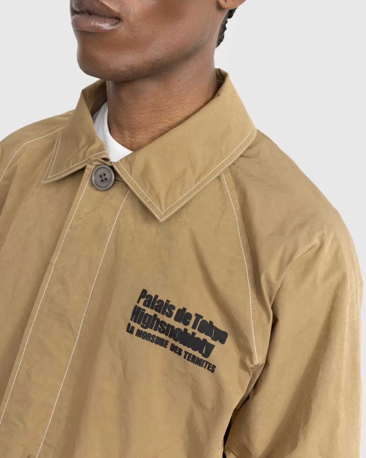 palais_de_tokyo_x_highsnobiety_jas_beige_1.webp Bovenkleding^Palais de Tokyo X Highsnobiety Jas Beige