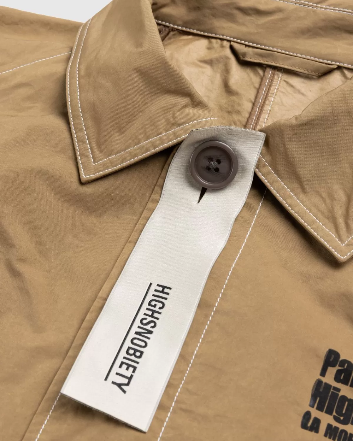 palais_de_tokyo_x_highsnobiety_jas_beige_6.webp Bovenkleding^Palais de Tokyo X Highsnobiety Jas Beige