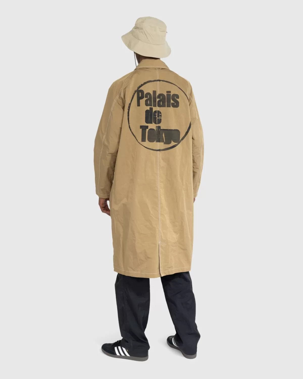 palais_de_tokyo_x_highsnobiety_jas_beige_7.webp Bovenkleding^Palais de Tokyo X Highsnobiety Jas Beige