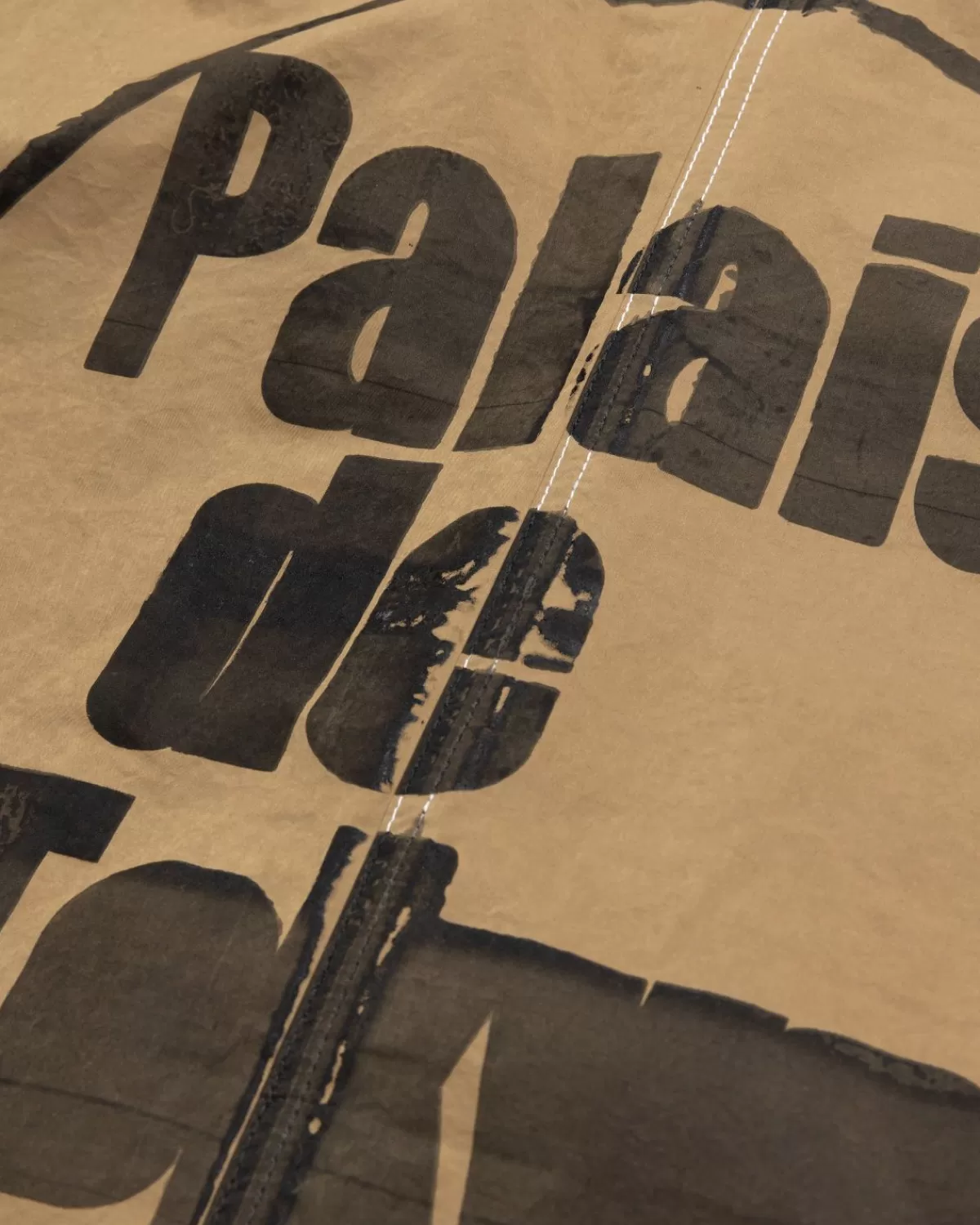 palais_de_tokyo_x_highsnobiety_jas_beige_8.webp Bovenkleding^Palais de Tokyo X Highsnobiety Jas Beige