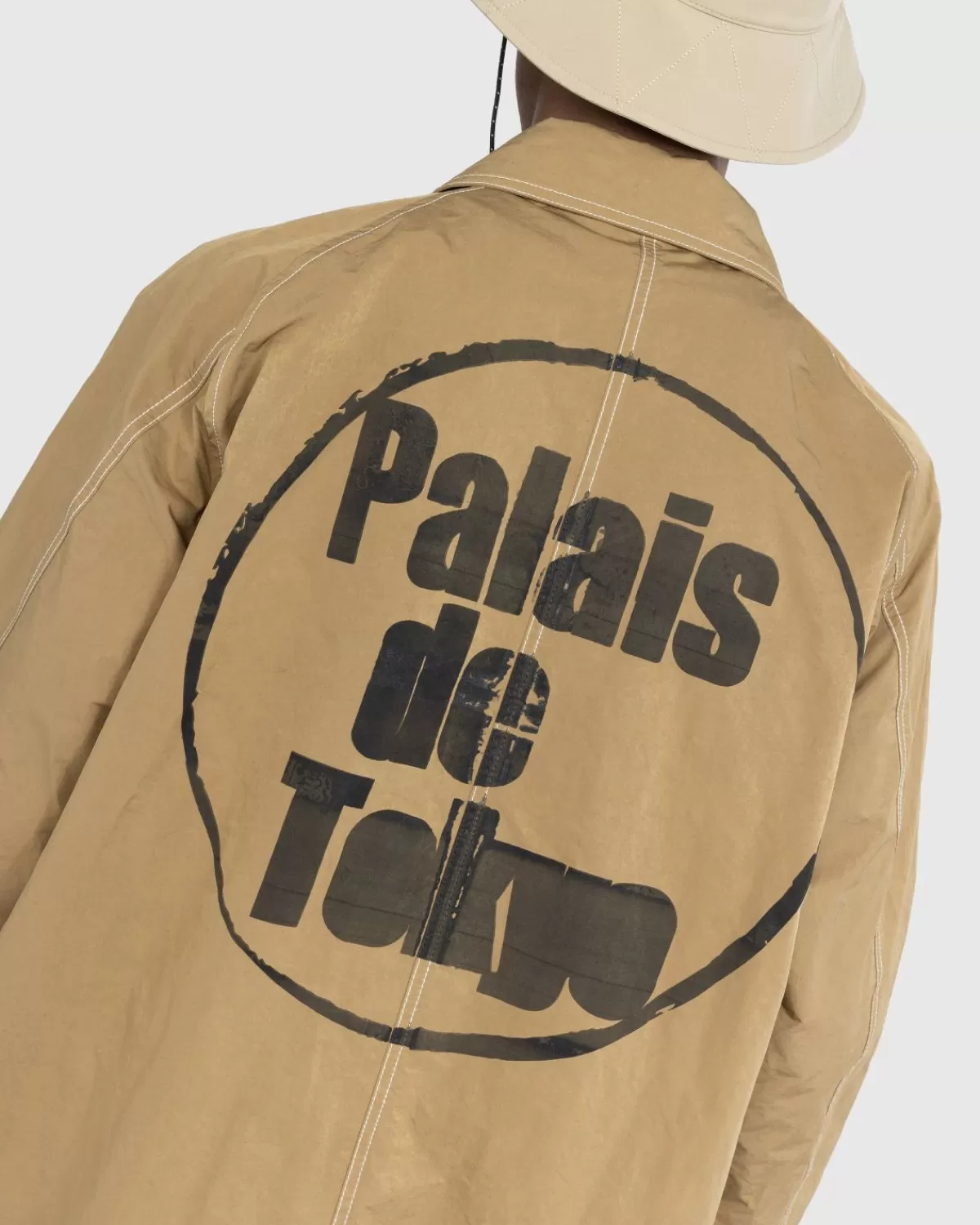 palais_de_tokyo_x_highsnobiety_jas_beige_9.webp Bovenkleding^Palais de Tokyo X Highsnobiety Jas Beige