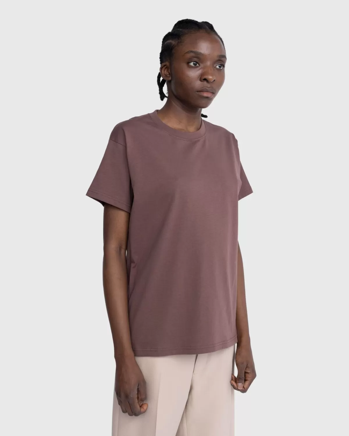 stockholm_surfboard_club_logo_tshirt_bruin_5.webp Stockholm Surfboard Club Logo T-Shirt Bruin Shop