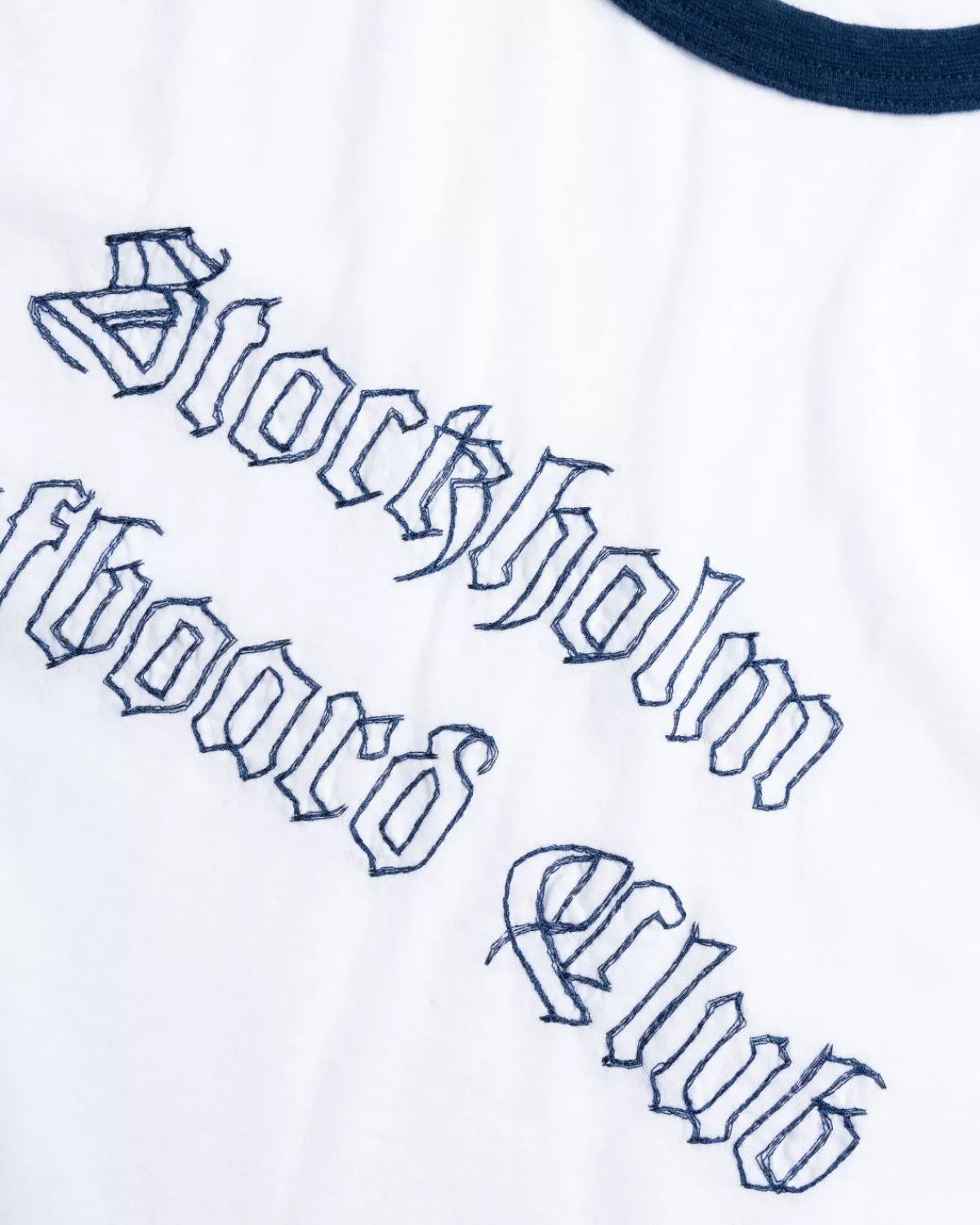 stockholm_surfboard_club_ringer_tshirt_wit_3.webp Stockholm Surfboard Club Ringer T-Shirt Wit Store