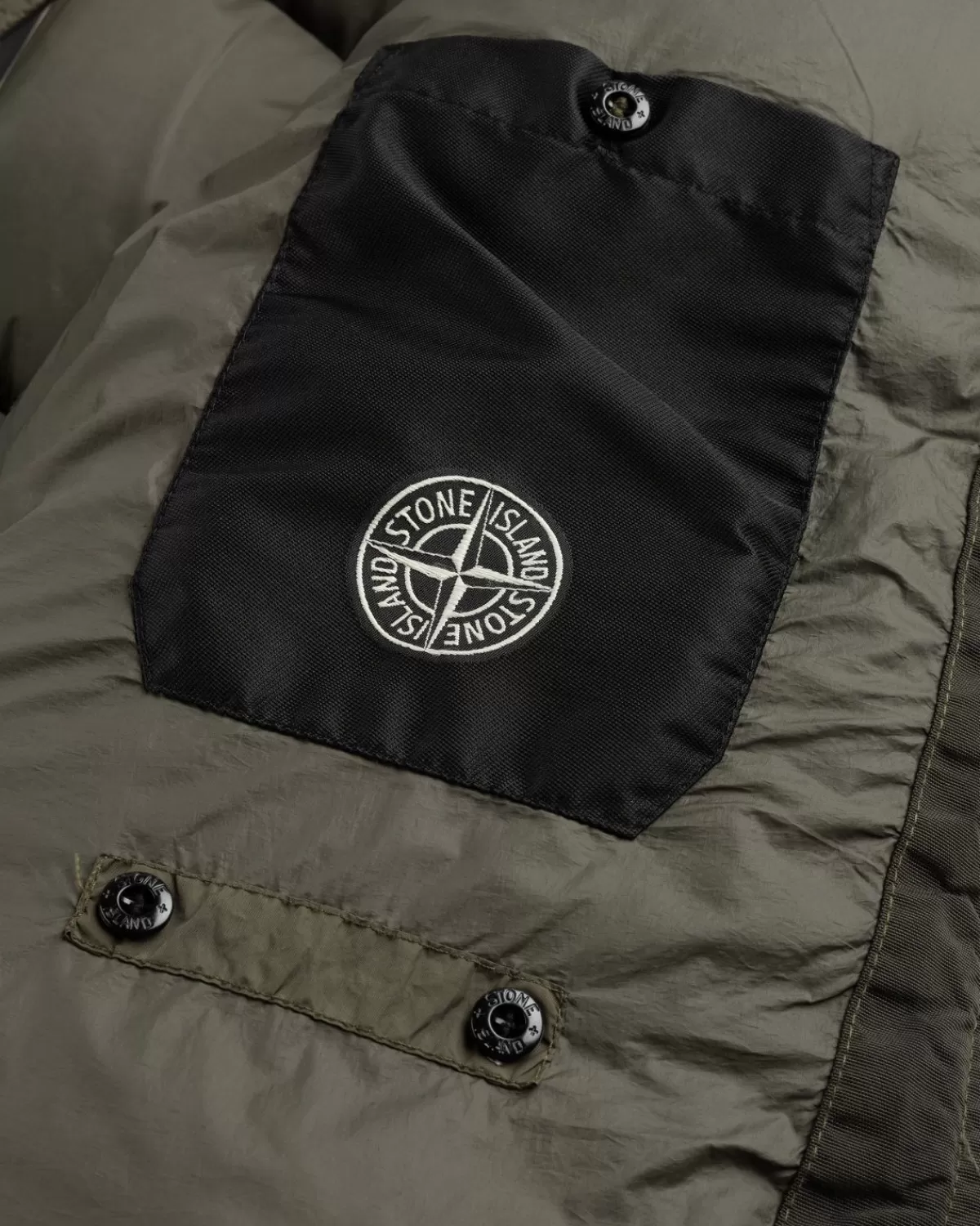 stone_island__donsjack_van_gerecycled_nylon_olijfgroen_2.webp Bovenkleding^Stone Island - Donsjack Van Gerecycled Nylon, Olijfgroen