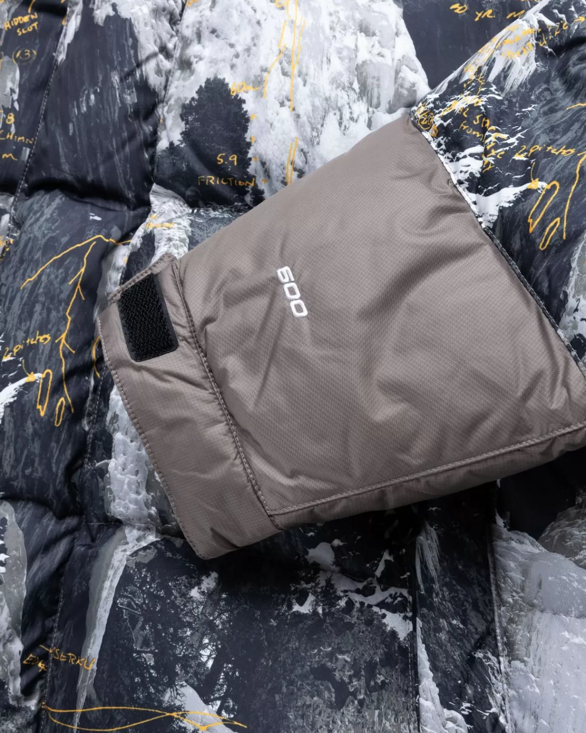 Bovenkleding^The North Face Hmlyn Baltoro Jack Falcon Brown Conrads Notes-Print