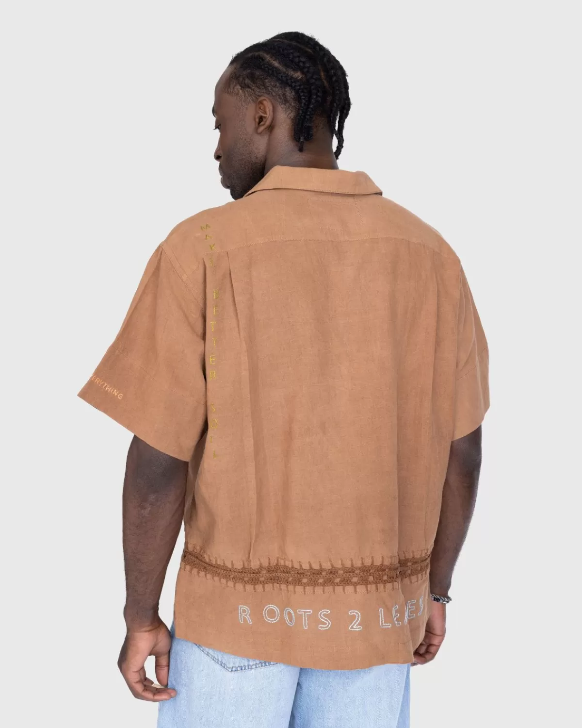 verhaal_mfg_groeten_shirt_bruine_grond_hugger_3.webp Overhemden^Story mfg. Verhaal Mfg. Groeten Shirt Bruine Grond Hugger