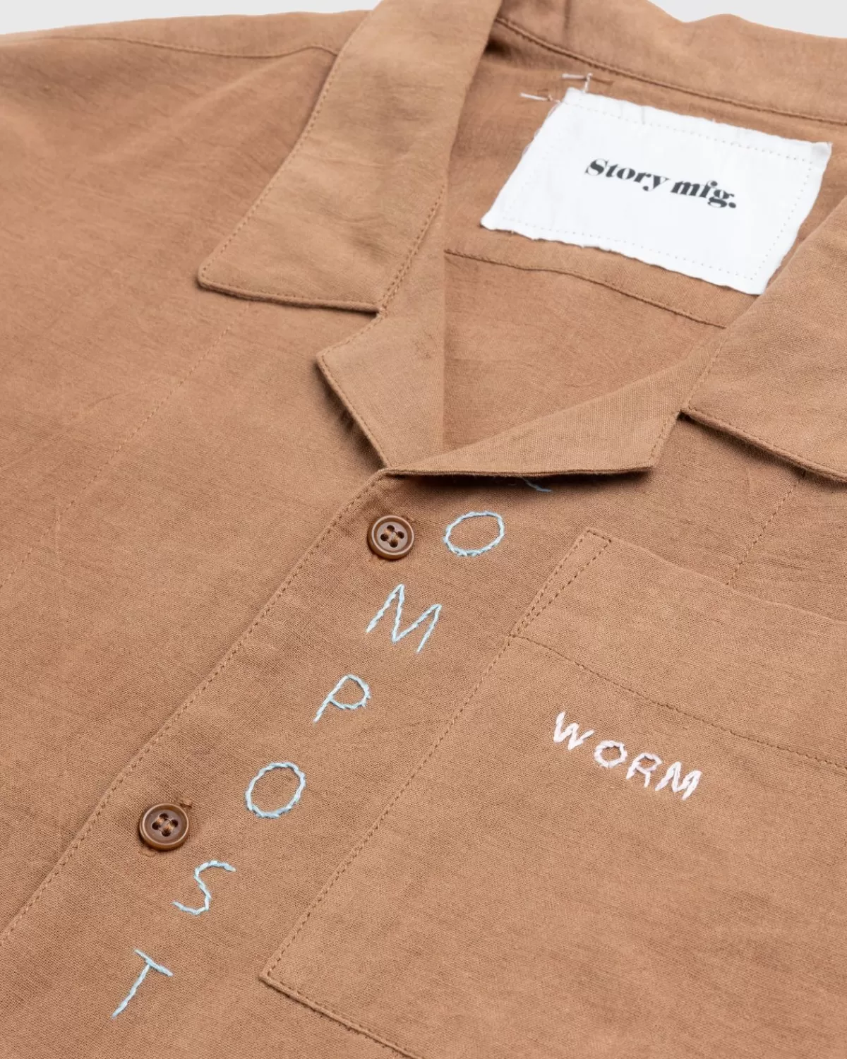 verhaal_mfg_groeten_shirt_bruine_grond_hugger_8.webp Overhemden^Story mfg. Verhaal Mfg. Groeten Shirt Bruine Grond Hugger