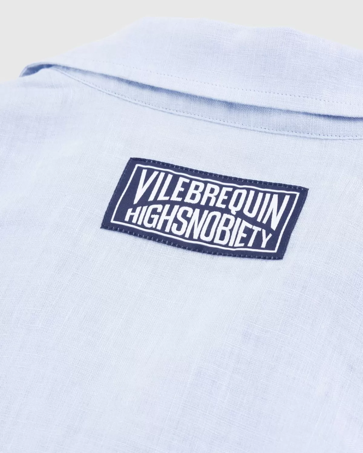 vilebrequin_x_highsnobiety_effen_bowlingshirt_chambray_4.webp Overhemden^Vilebrequin X Highsnobiety Effen Bowlingshirt Chambray